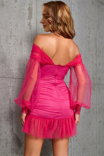 Vestido de fiesta mini ajustado de tul con volantes y hombros descubiertos